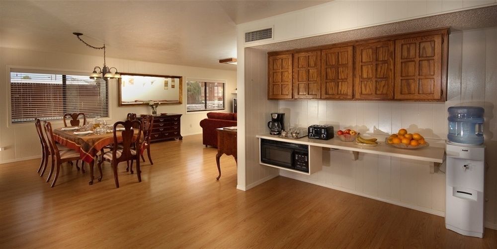 Desert Rose Bed And Breakfast Котънууд Екстериор снимка